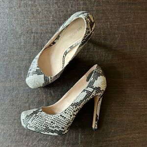 Pour la Victoire snakeskin pumps 6.5